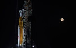 NASA依赖大规模的履带式运输车的阿耳特弥斯我火箭和宇宙飞船从飞行器装配车间在肯尼迪航天中心发射台。|由美国国家航空航天局